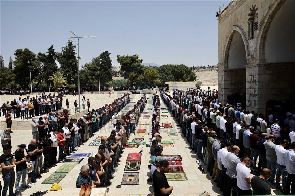 أدى عشرات الآلاف من الفلسطينيين، ص