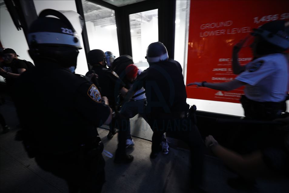 New York'ta sokağa çıkma yasağına uymayan göstericiler gözaltına alındı
 