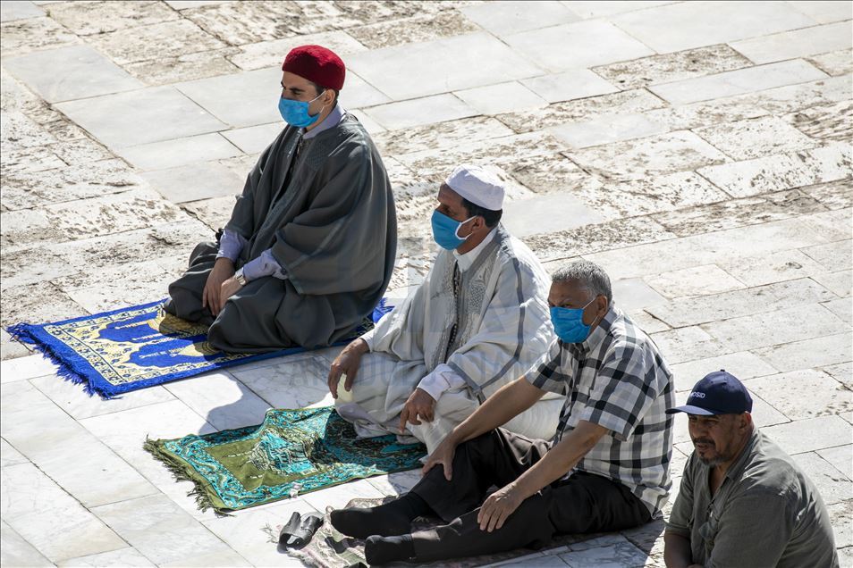 Tunus'ta aylar sonra ilk cuma namazı