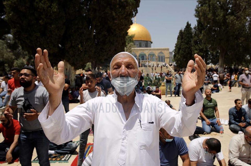 أدى عشرات الآلاف من الفلسطينيين، ص