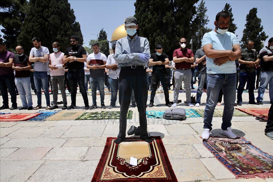 أدى عشرات الآلاف من الفلسطينيين، ص