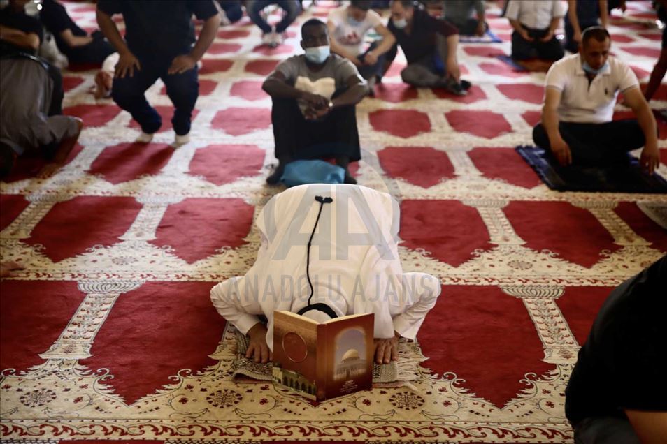 أدى عشرات الآلاف من الفلسطينيين، ص