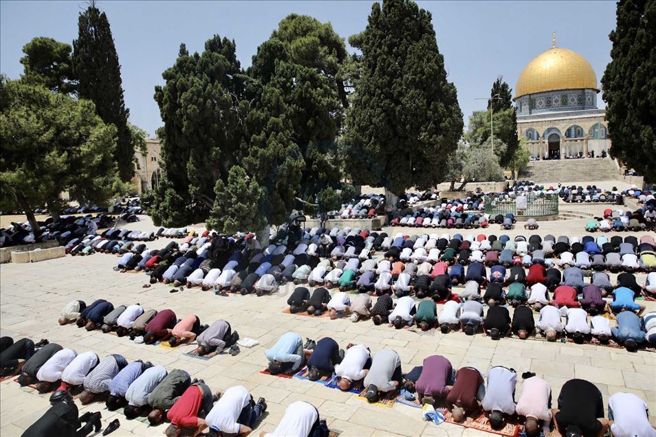 أدى عشرات الآلاف من الفلسطينيين، ص