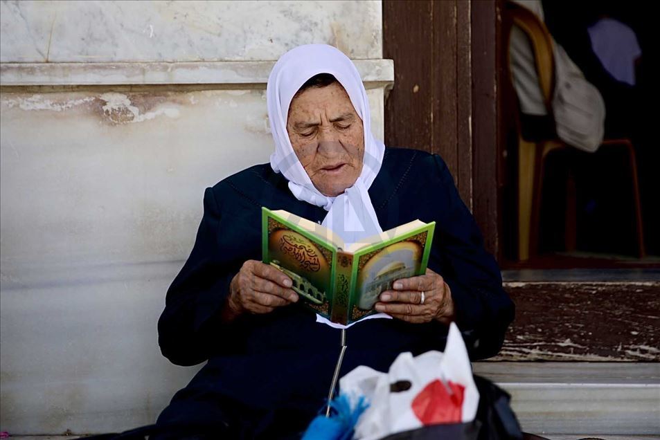 أدى عشرات الآلاف من الفلسطينيين، ص