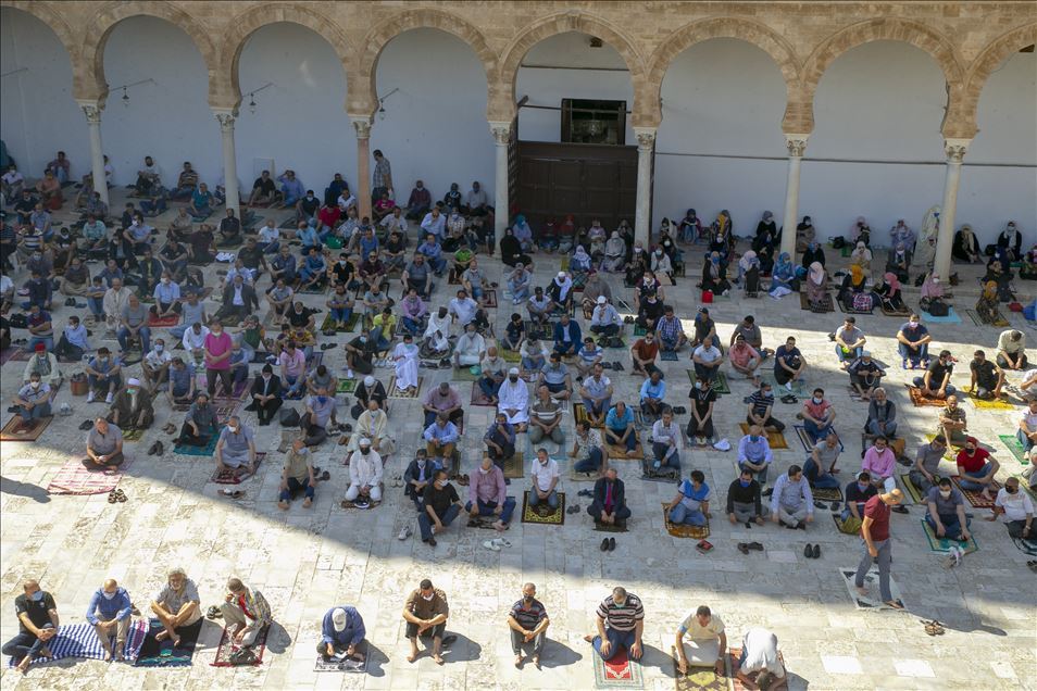 Tunus'ta aylar sonra ilk cuma namazı


