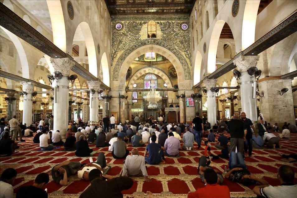 أدى عشرات الآلاف من الفلسطينيين، ص