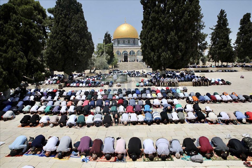 أدى عشرات الآلاف من الفلسطينيين، ص