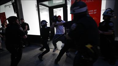 New York'ta sokağa çıkma yasağına uymayan göstericiler gözaltına alındı
