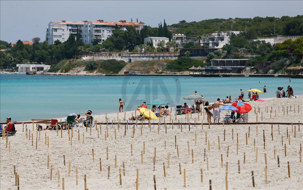İzmir'de kısıtlamanın olmadığı hafta sonunda deniz keyfi