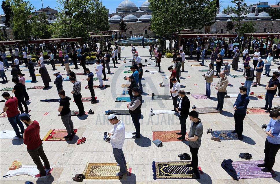 Turquía: las mezquitas celebran las oraciones del segundo viernes después de que las restricciones por el coronavirus disminuyeron