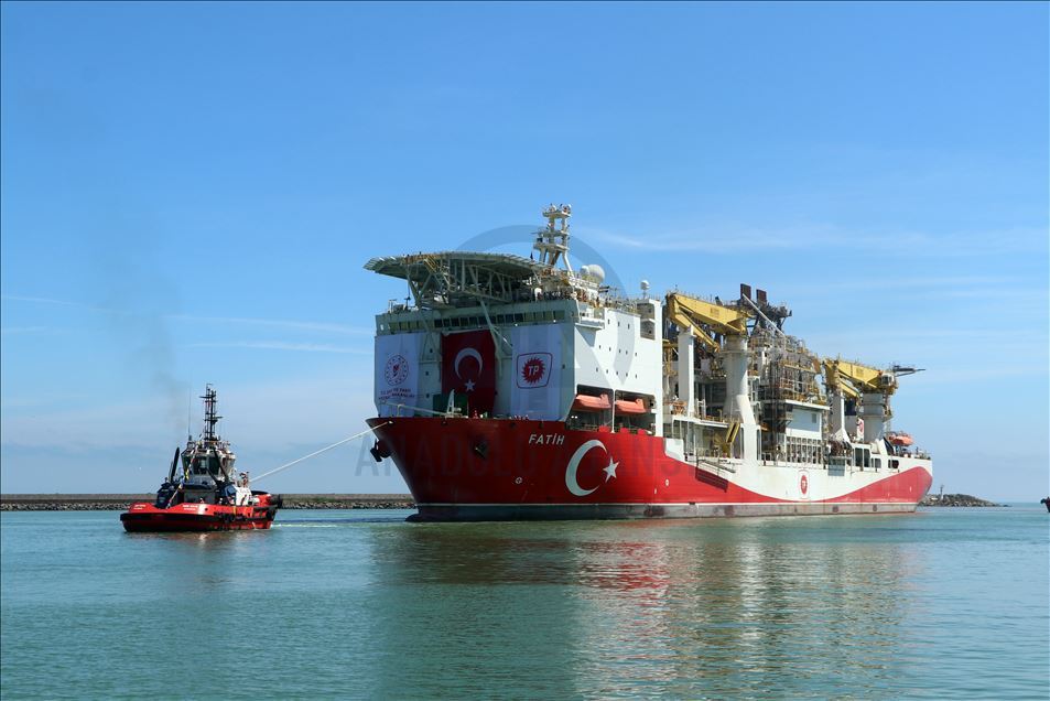 Türkiye'nin ilk yerli sondaj gemisi "Fatih" Trabzon Limanı'na demir attı