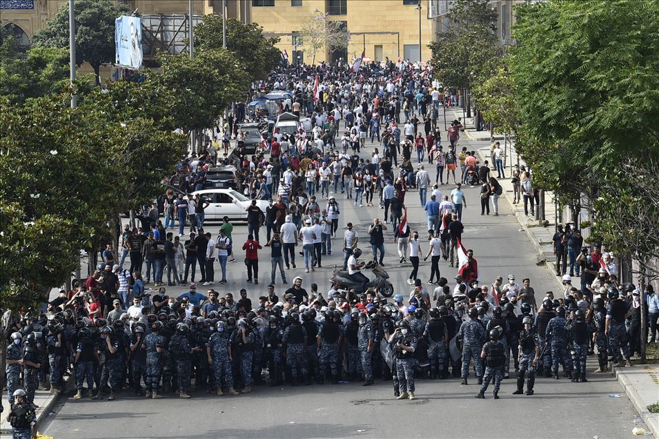 Lübnan'da ekonomik kriz protesto edildi
