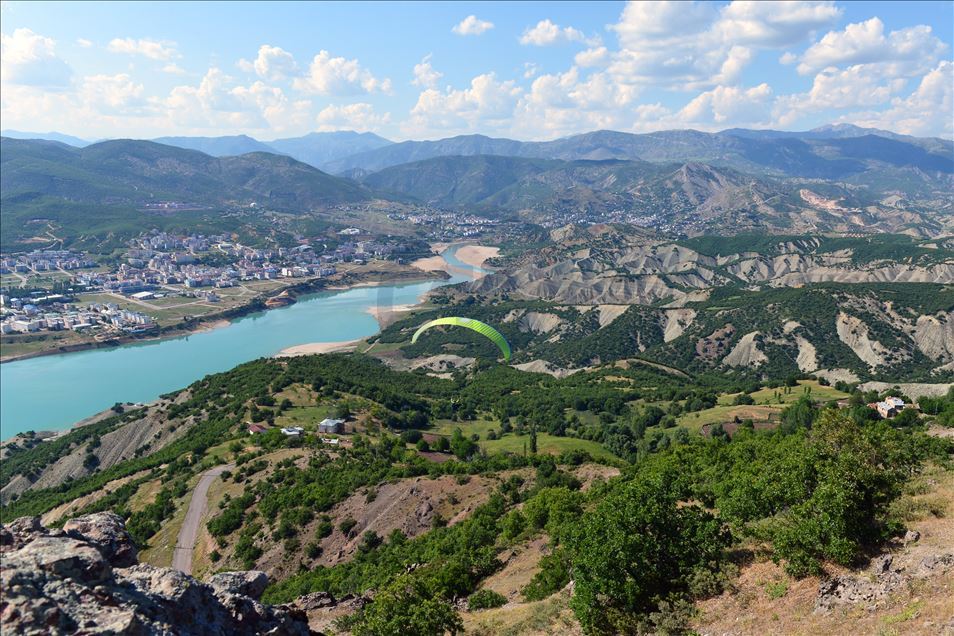 Tunceli semaları paraşütlerle renkleniyor