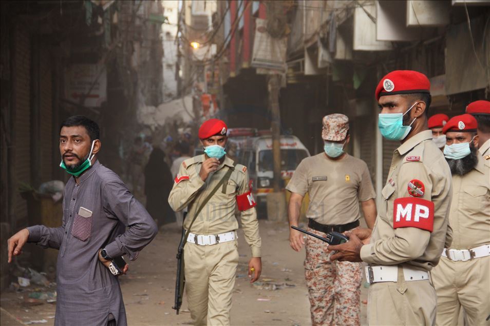 Pakistan'da 5 katlı bina çöktü: 2 ölü, 8 yaralı