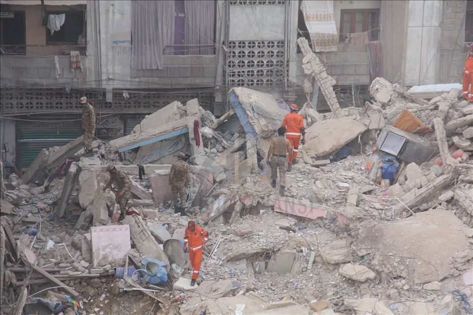 Pakistan'da 5 katlı bina çöktü: 2 ölü, 8 yaralı