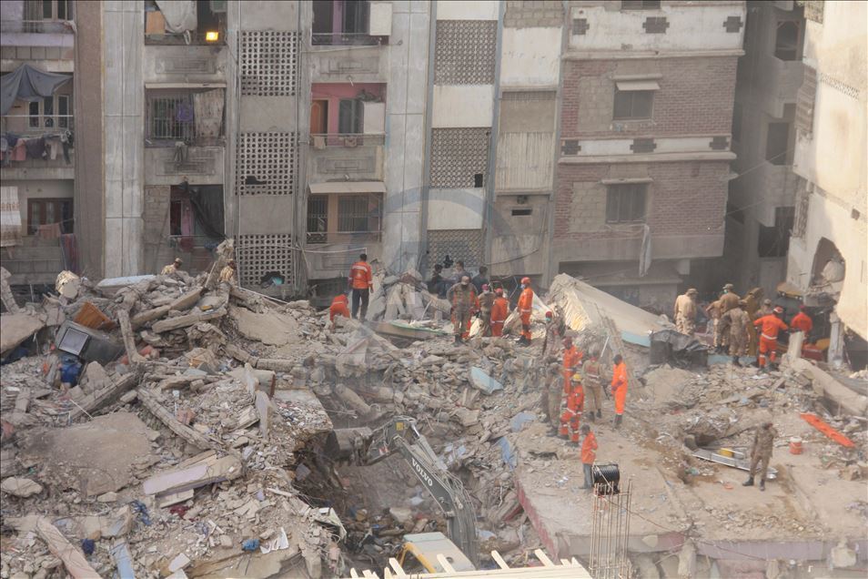 Pakistan'da 5 katlı bina çöktü: 2 ölü, 8 yaralı
