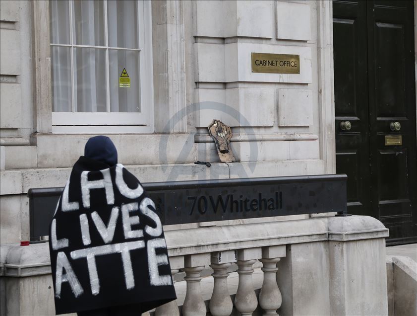 Londra'da göstericiler ile polis arasında arbede