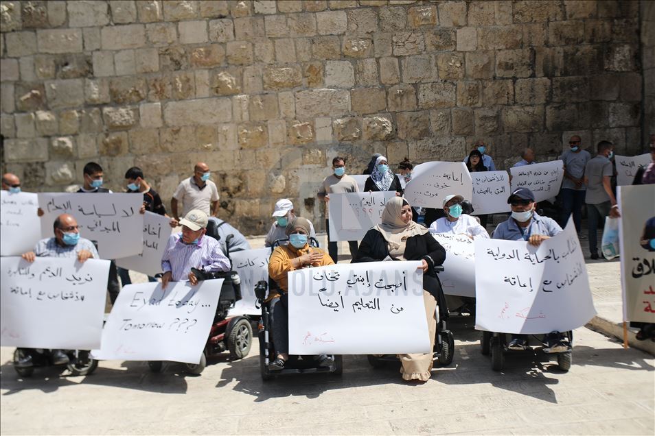 فلسطينيون من ذوي الاحتياجات الخاصة يحتجون على قتل "الحلاق"