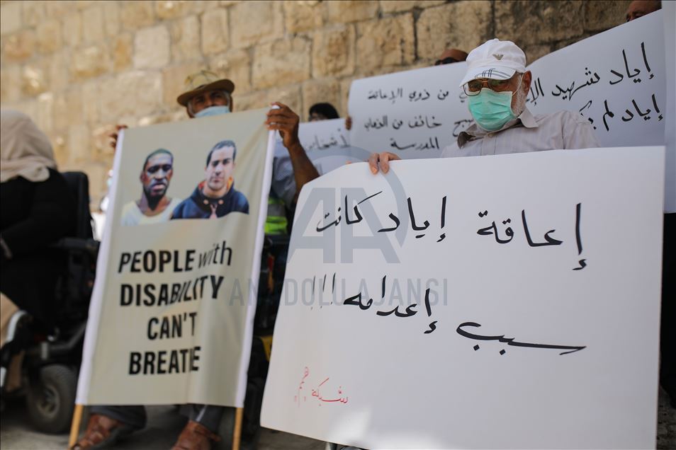 فلسطينيون من ذوي الاحتياجات الخاصة يحتجون على قتل "الحلاق"