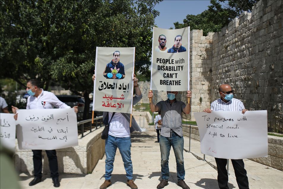 فلسطينيون من ذوي الاحتياجات الخاصة يحتجون على قتل "الحلاق"