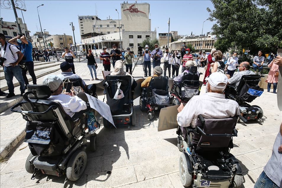 فلسطينيون من ذوي الاحتياجات الخاصة يحتجون على قتل "الحلاق"