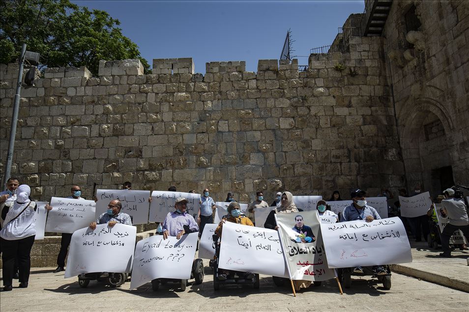 فلسطينيون من ذوي الاحتياجات الخاصة يحتجون على قتل "الحلاق"