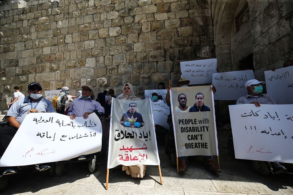 فلسطينيون من ذوي الاحتياجات الخاصة يحتجون على قتل "الحلاق"