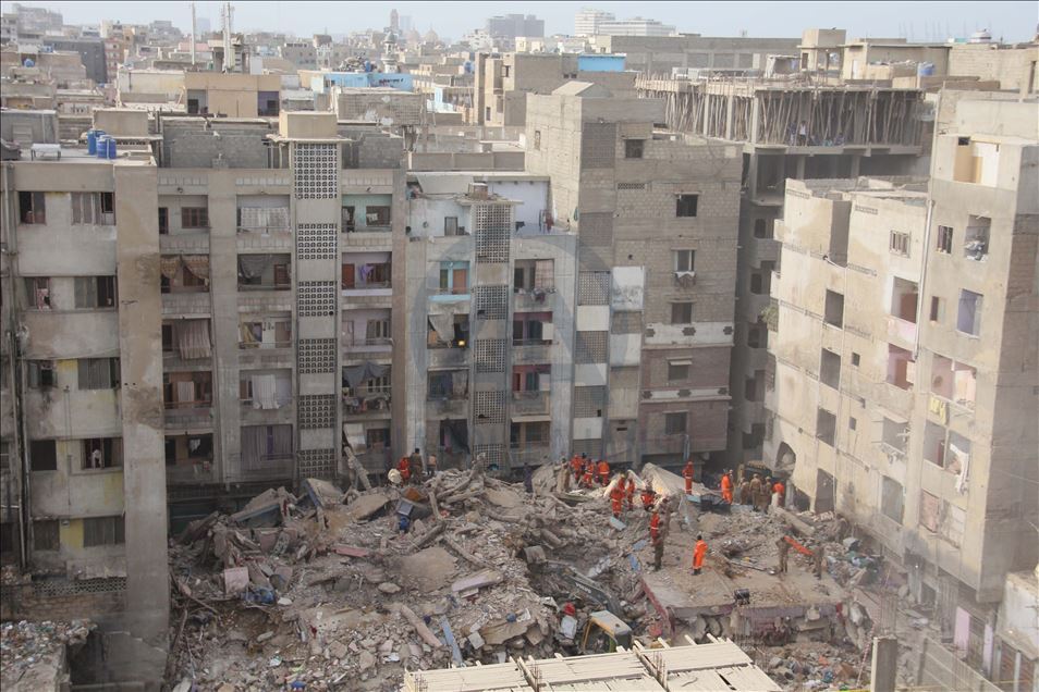Pakistan'da 5 katlı bina çöktü: 2 ölü, 8 yaralı