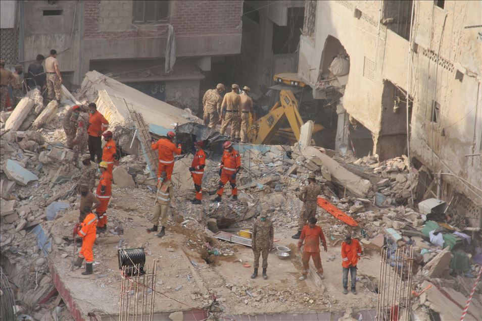 Pakistan'da 5 katlı bina çöktü: 2 ölü, 8 yaralı