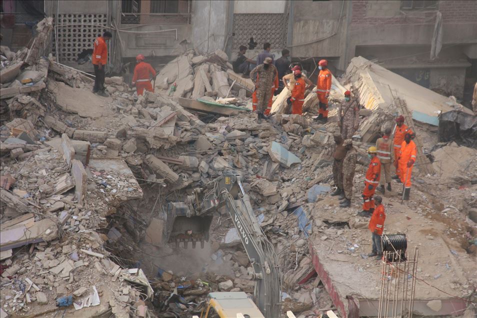 Pakistan'da 5 katlı bina çöktü: 2 ölü, 8 yaralı