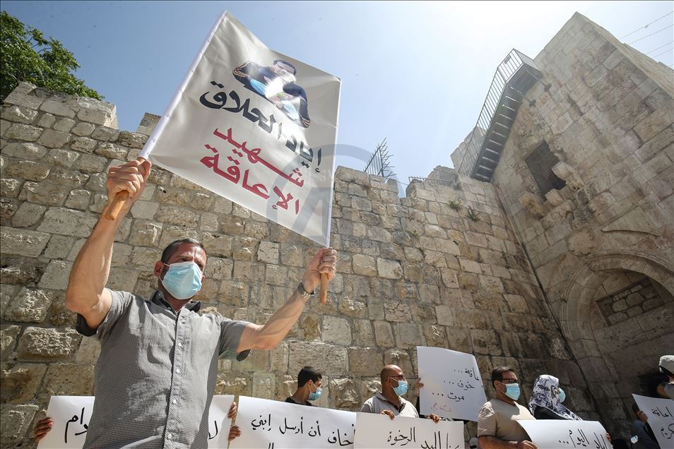 فلسطينيون من ذوي الاحتياجات الخاصة يحتجون على قتل "الحلاق"