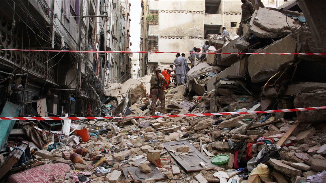 Pakistan'da 5 katlı bina çöktü: 2 ölü, 8 yaralı