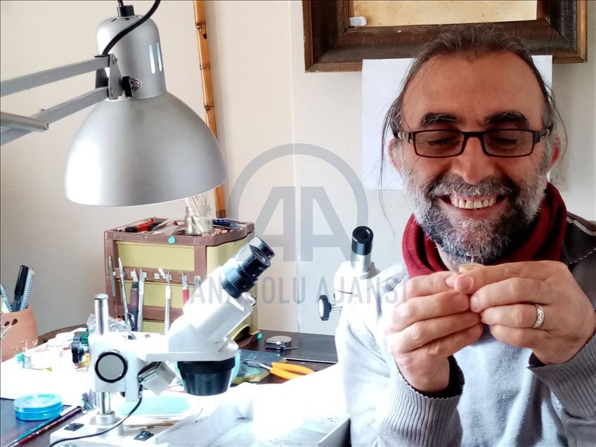 Očekuje ulazak u Guinnessa: Turski kipar napravio minijaturnu šahovsku tablu sa figurama
