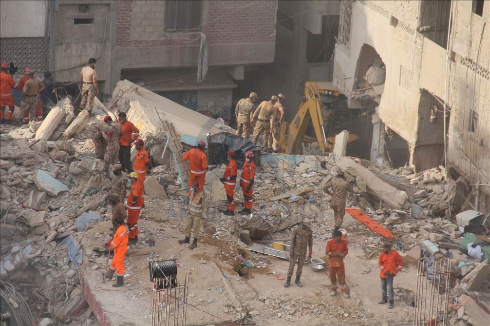 Pakistan'da 5 katlı bina çöktü: 2 ölü, 8 yaralı