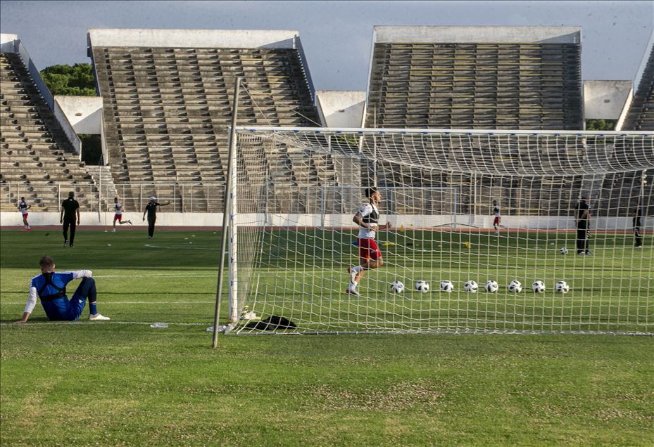 قدم: "نسور قرطاج" أول منتخب بالعالم يستأنف تدريباته