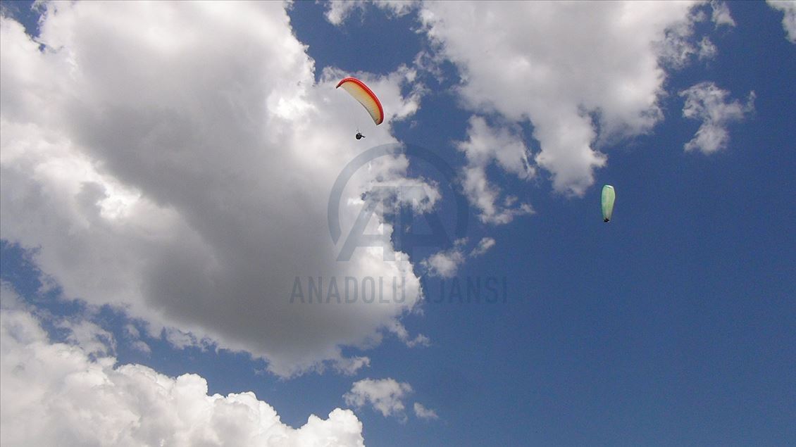 Bingöl'ün Şerafettin Dağlarında yamaç paraşütü keyfi
