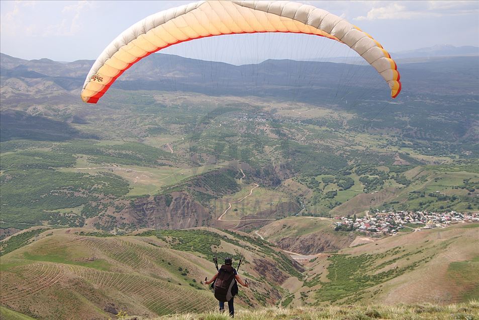 Bingöl'ün Şerafettin Dağlarında yamaç paraşütü keyfi
