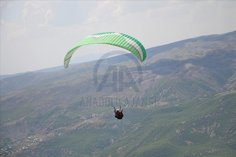 Bingöl'ün Şerafettin Dağlarında yamaç paraşütü keyfi
