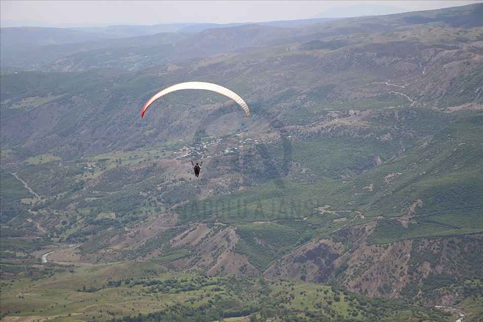 Bingöl'ün Şerafettin Dağlarında yamaç paraşütü keyfi
