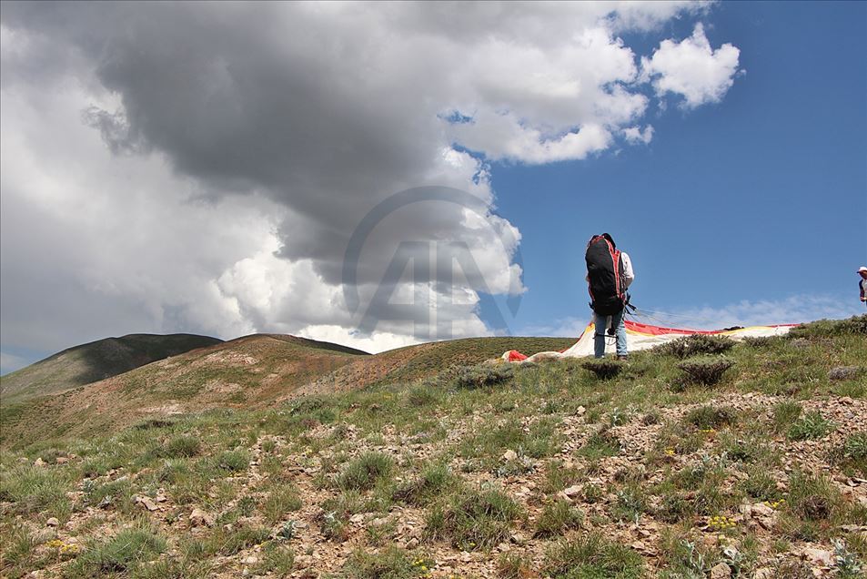 Bingöl'ün Şerafettin Dağlarında yamaç paraşütü keyfi
