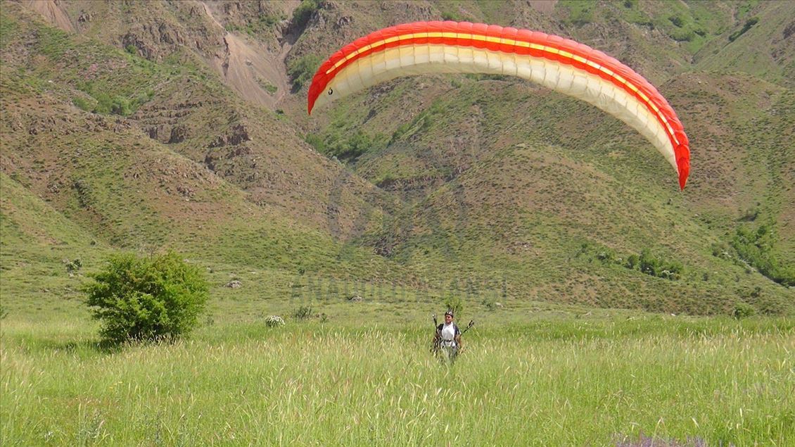 Bingöl'ün Şerafettin Dağlarında yamaç paraşütü keyfi
