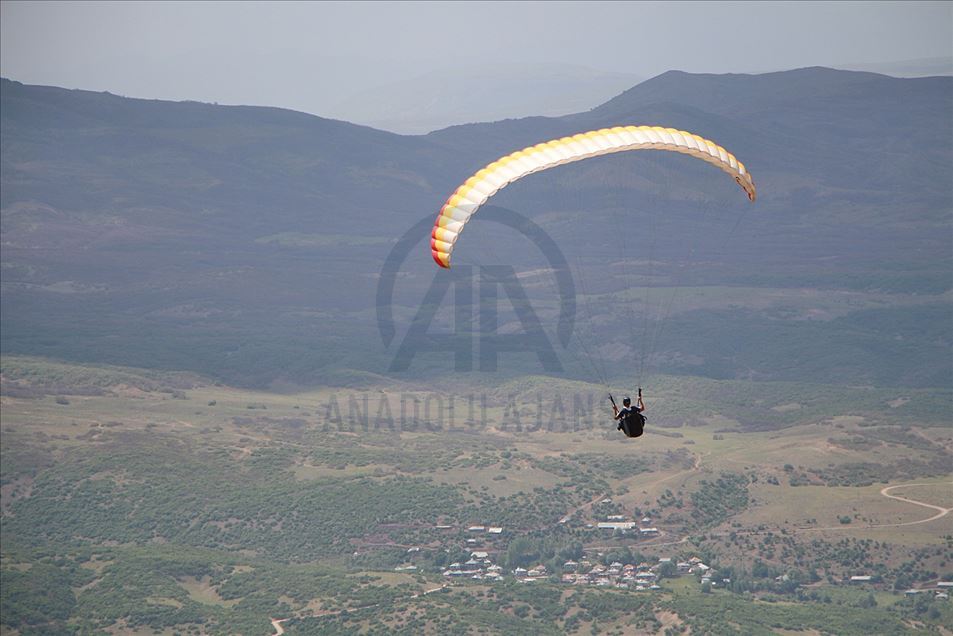 Bingöl'ün Şerafettin Dağlarında yamaç paraşütü keyfi
