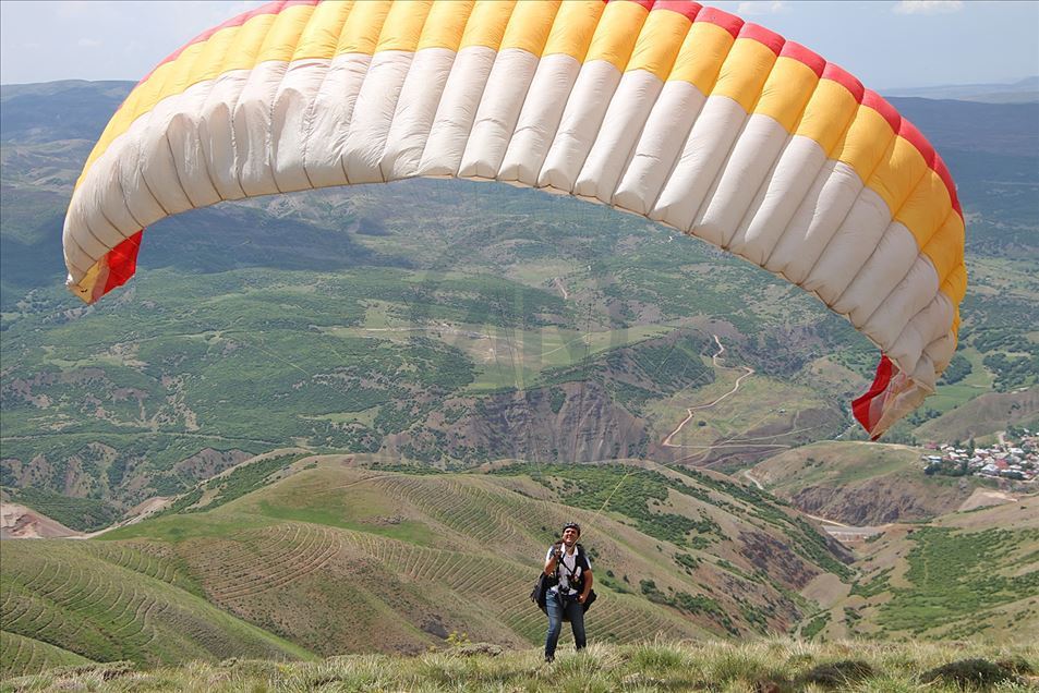 Bingöl'ün Şerafettin Dağlarında yamaç paraşütü keyfi
