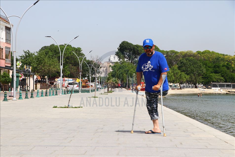 Denizlerin "tek bacaklı zıkpıncısı" azmiyle örnek oluyor