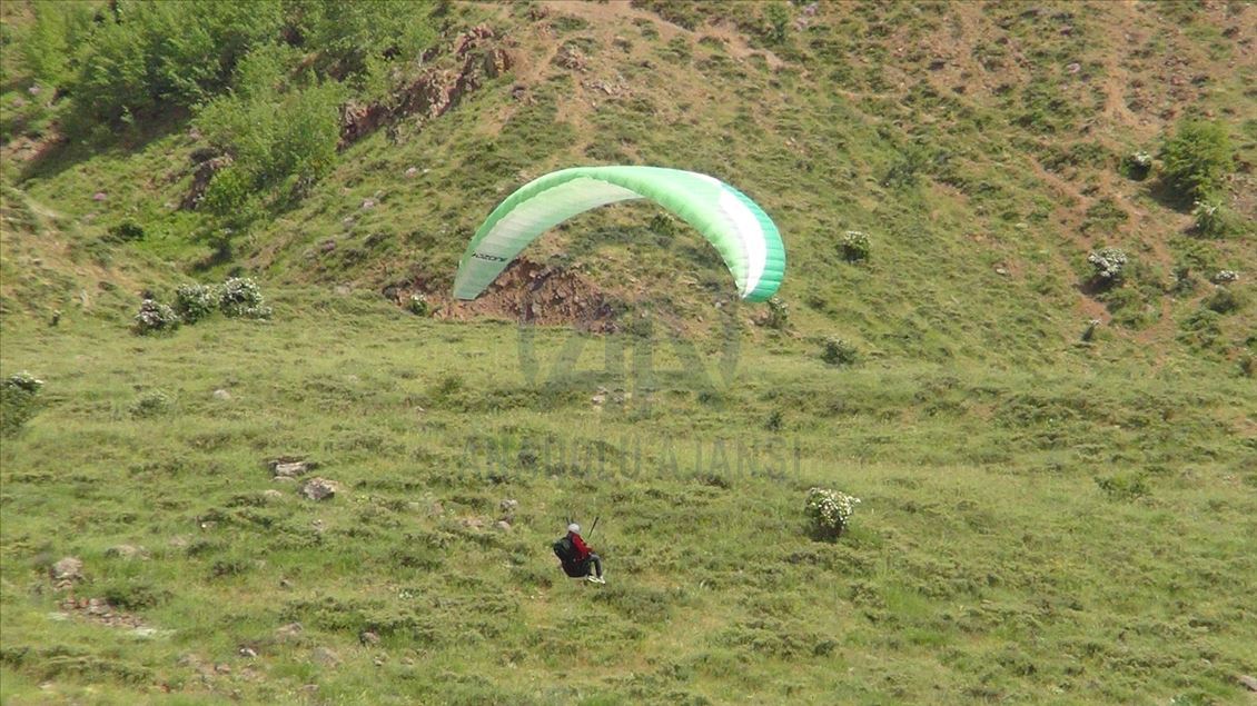 Bingöl'ün Şerafettin Dağlarında yamaç paraşütü keyfi
