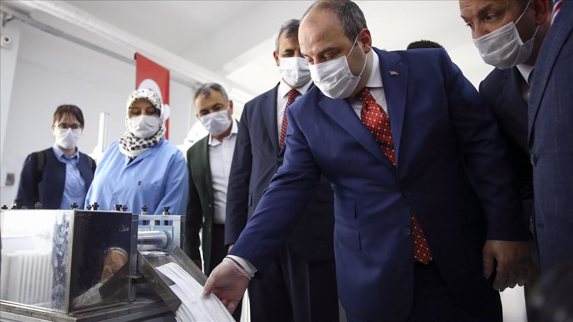 Bakan Varank, Kırıkkale'deki maske üretim tesisini ziyaret etti