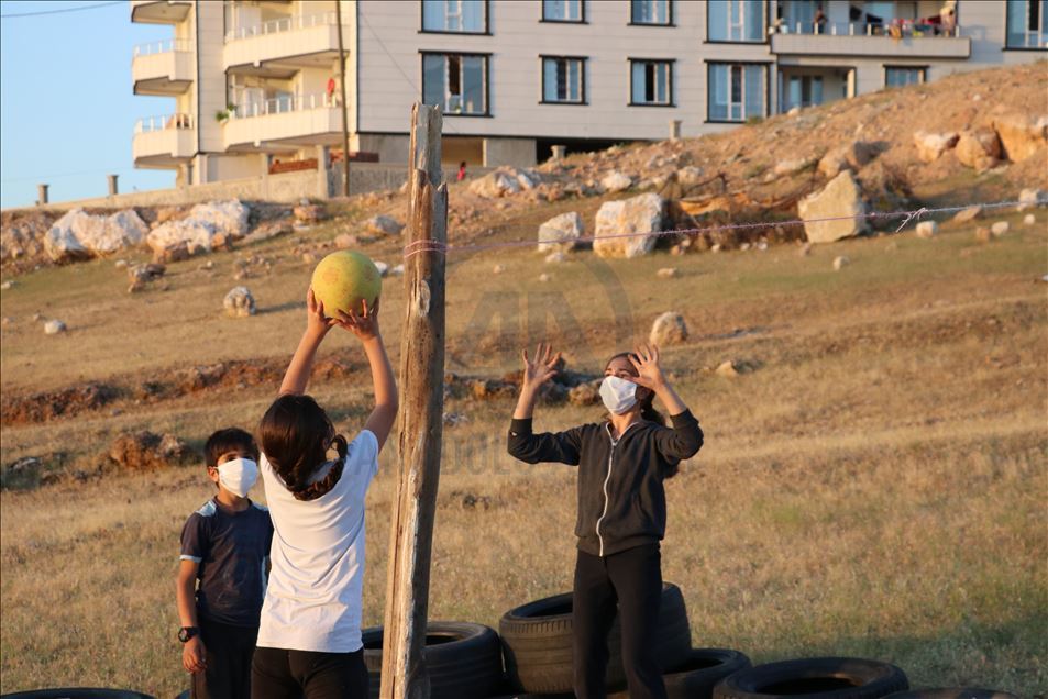Lastiklerden yaptıkları sahada voleybol oynuyorlar
