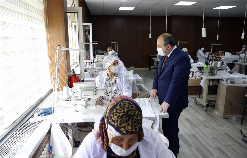 Bakan Varank, Kırıkkale'deki maske üretim tesisini ziyaret etti