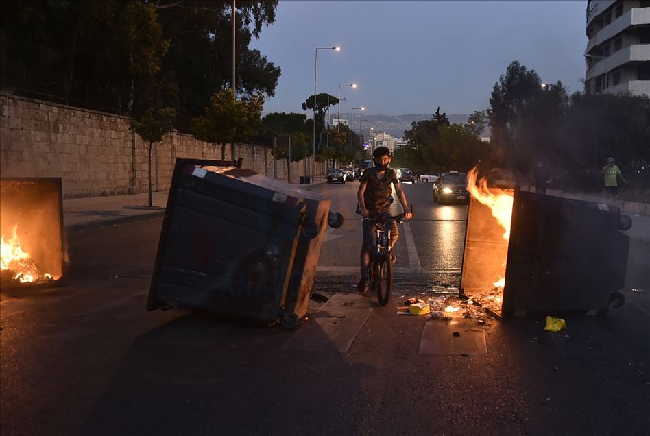 لبنان.. محتجون يحطمون واجهات مصرف في بيروت