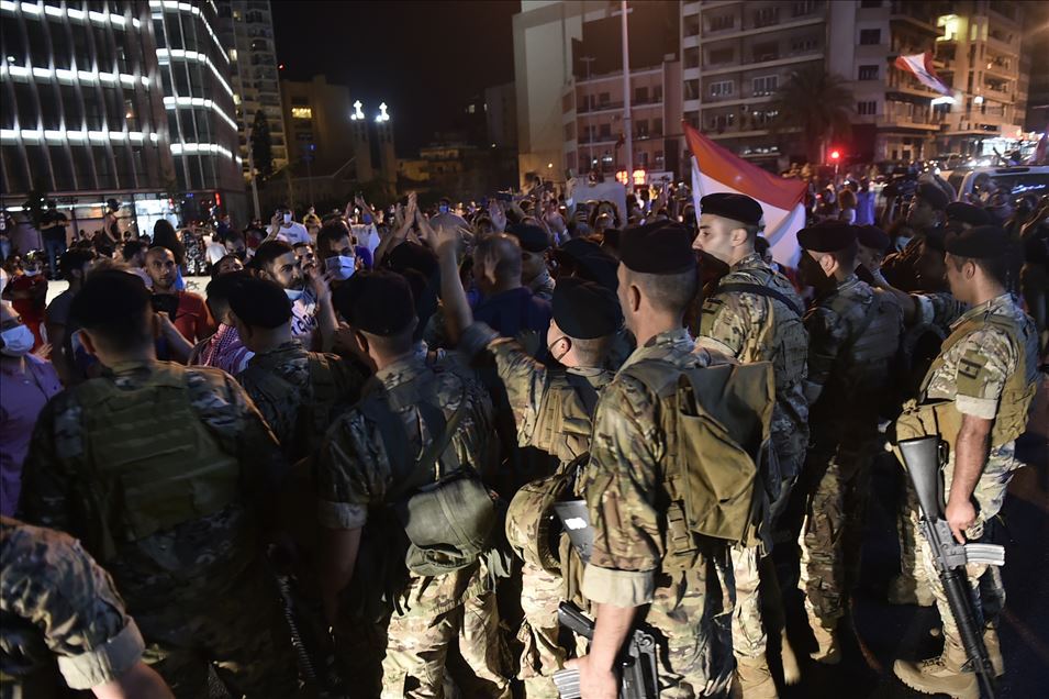 لبنان.. محتجون يحطمون واجهات مصرف في بيروت